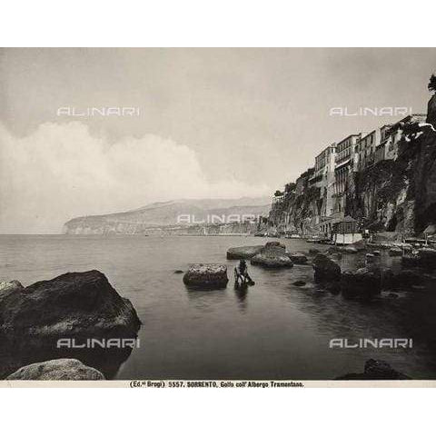 Sorrento, Golfo con Albergo Tramontano, Alinari